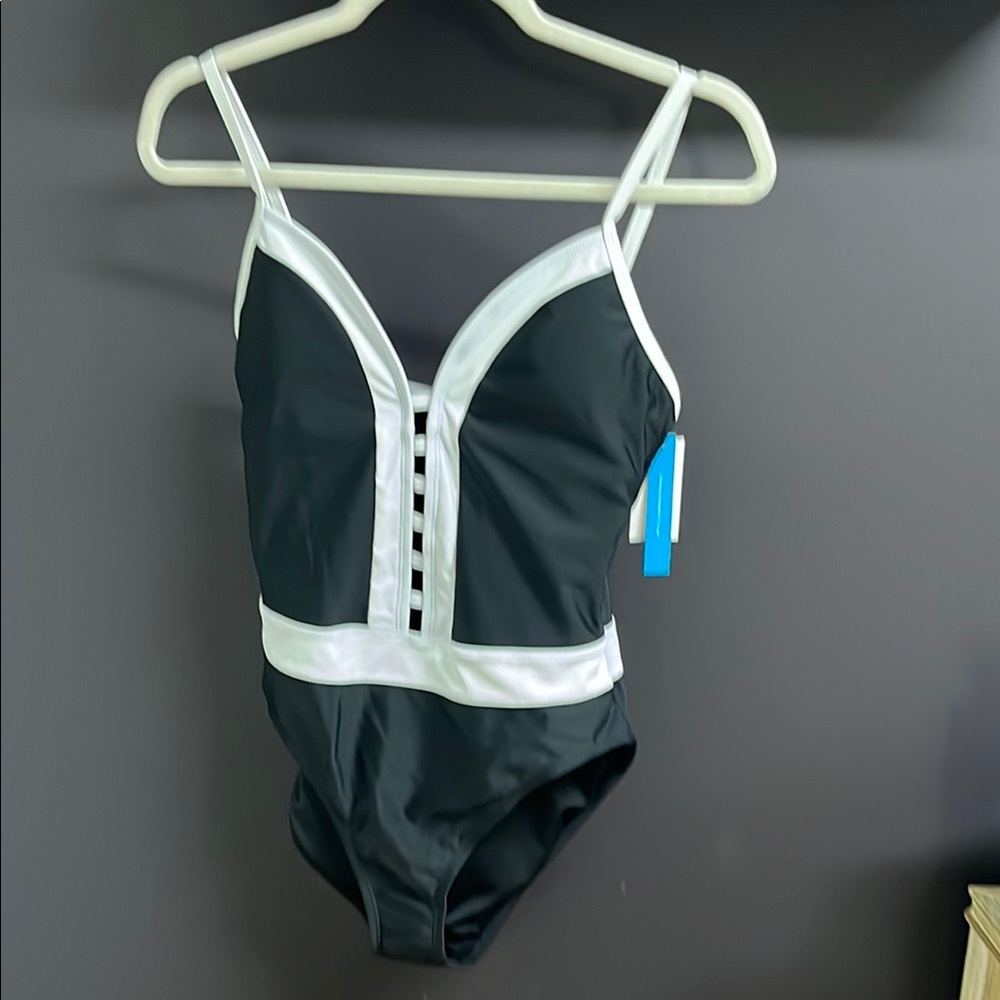 Stylish Black and White Women’s One Piece Swimsuit!!

NWT 🖤🖤🖤